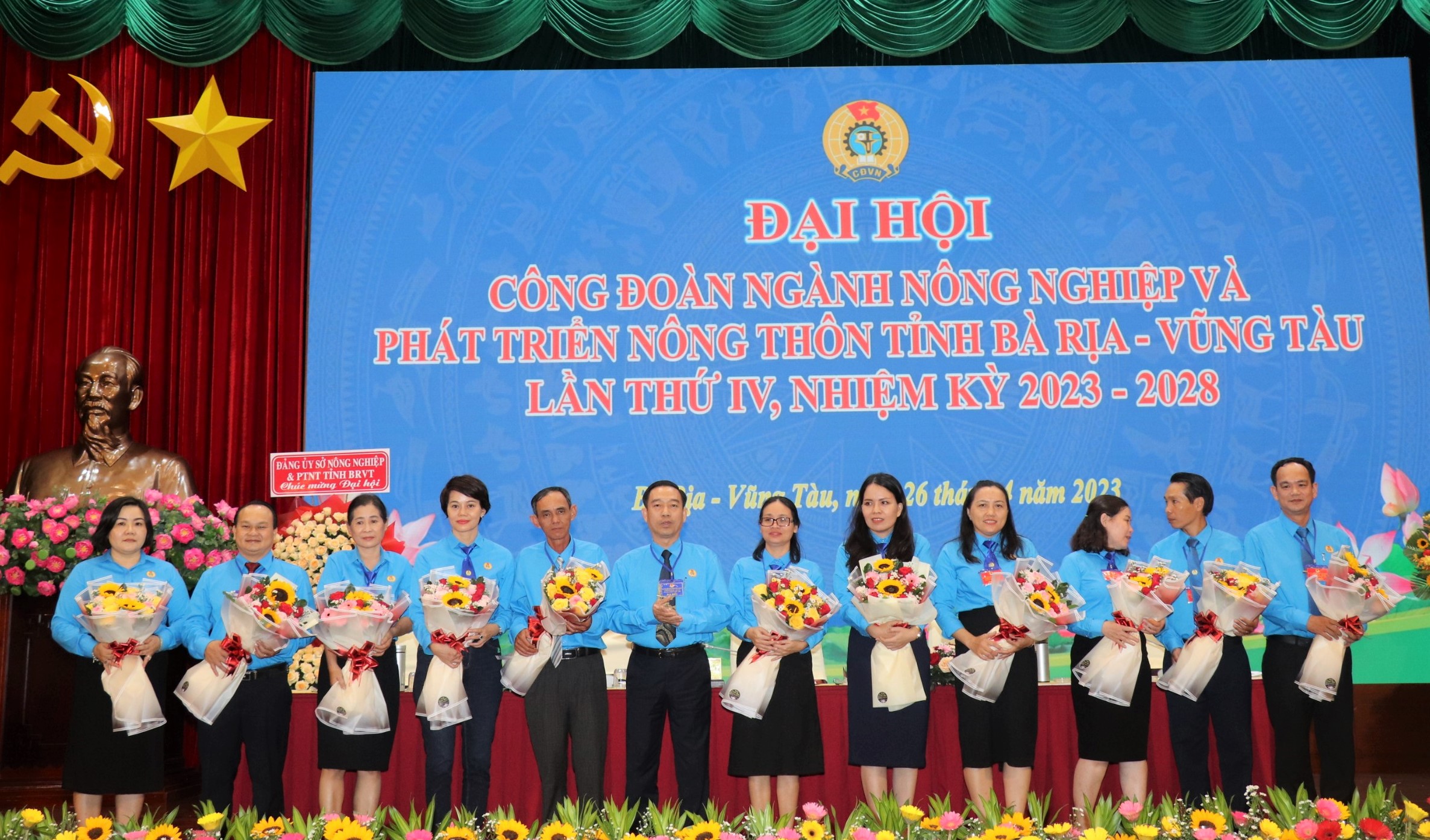 Ông Lê Văn Hòa, Chủ tịch LĐLĐ tỉnh tặng hoa chúc mừng BCH Công đoàn ngành NN-PTNT, nhiệm kỳ 2023-2028.