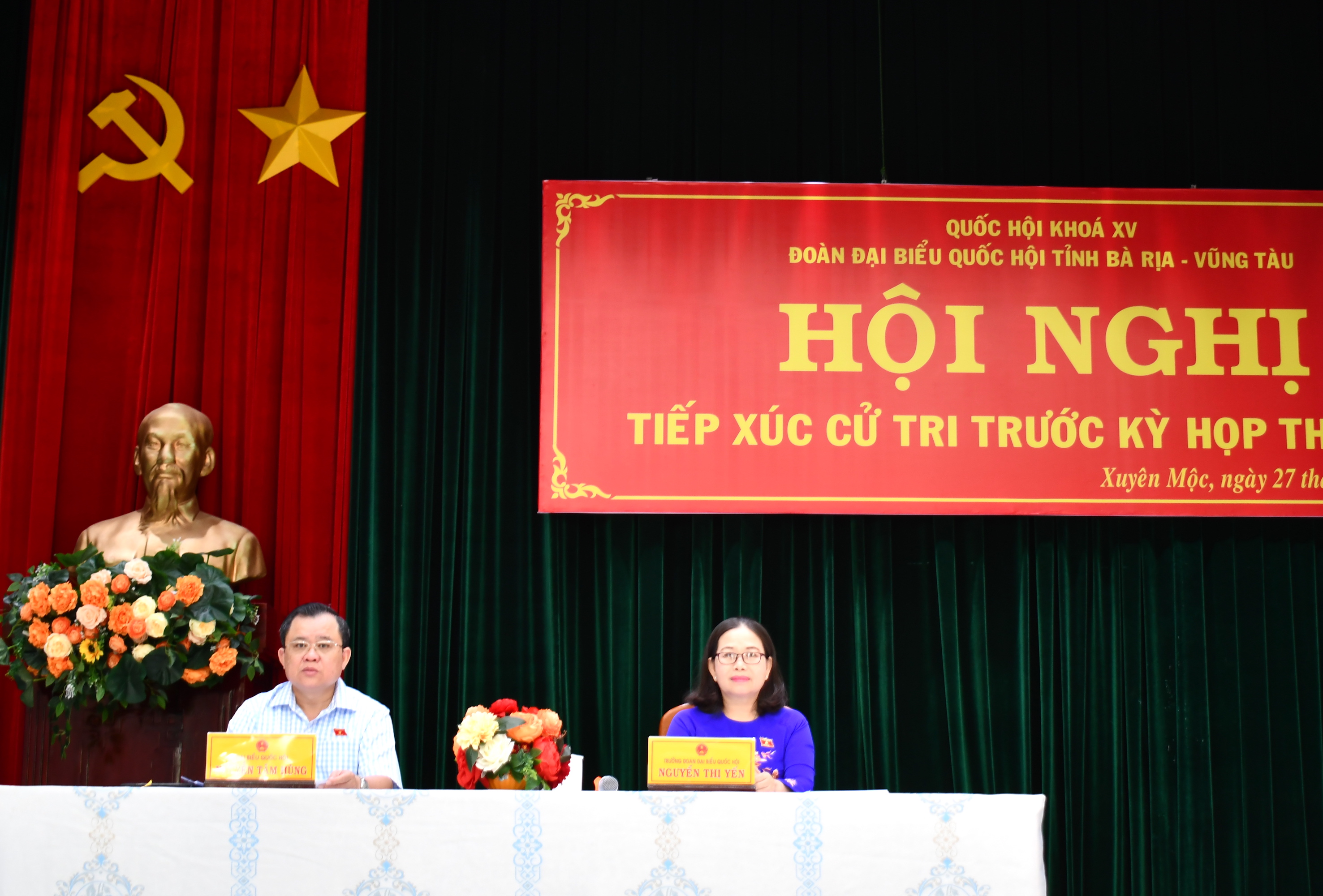 Đại biểu Nguyễn Thị Yến, Phó Bí thư Thường trực Tỉnh ủy, Trưởng Đoàn ĐBQH tỉnh và Đại tá Nguyễn Tâm Hùng  TXCT huyện Xuyên Mộc.