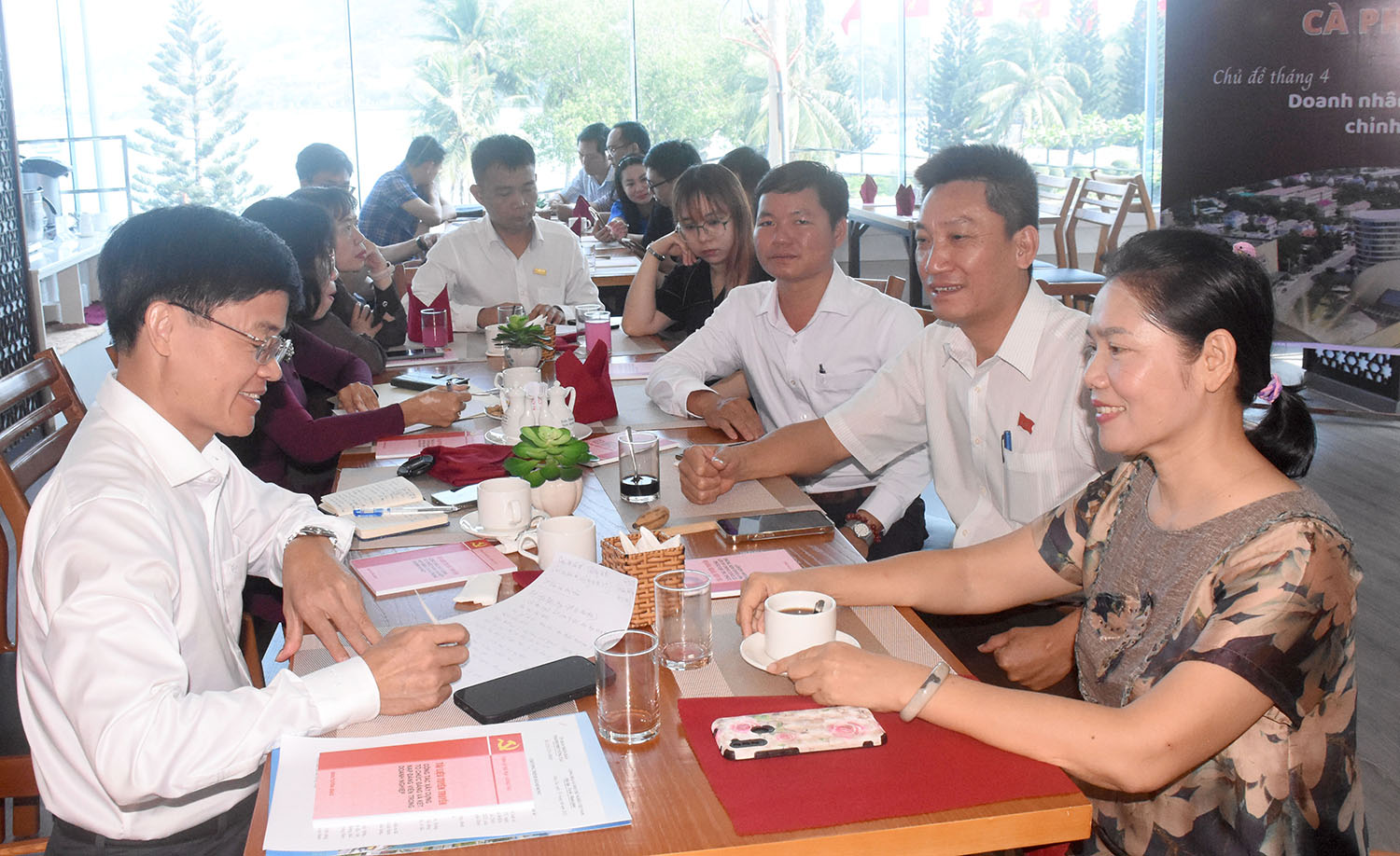 Lãnh đạo TP.Vũng Tàu trao đổi với các doanh nhân trong chương trình “Cà phê doanh nhân”.