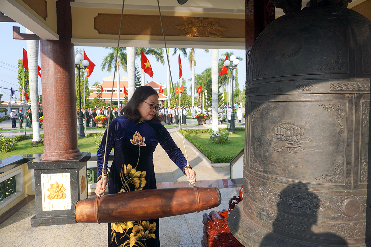 Bà Nguyễn Thị Yến, Phó Bí thư Thường trực Tỉnh ủy, Trưởng Đoàn ĐBQH tỉnh thực hiện nghi thức khai chuông tại lễ viếng.