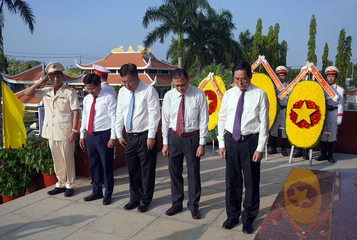 Lãnh đạo, nguyên lãnh đạo tỉnh dành phút mặc niệm tưởng nhớ công ơn các Anh hùng liệt sĩ.