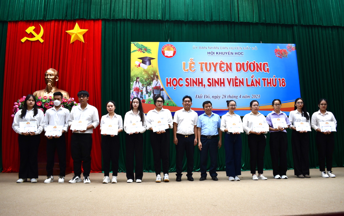 Đại diện lãnh đạo huyện Đất Đỏ trao học bổng cho HS thi đậu điểm cao vào các trường ĐH. 