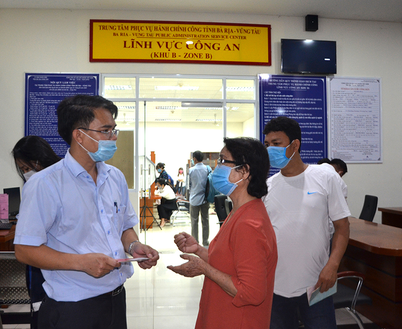 Cán bộ Trung tâm Phục vụ hành chính công tỉnh hướng dẫn người dân làm thủ tục hành chính (Ảnh minh họa)