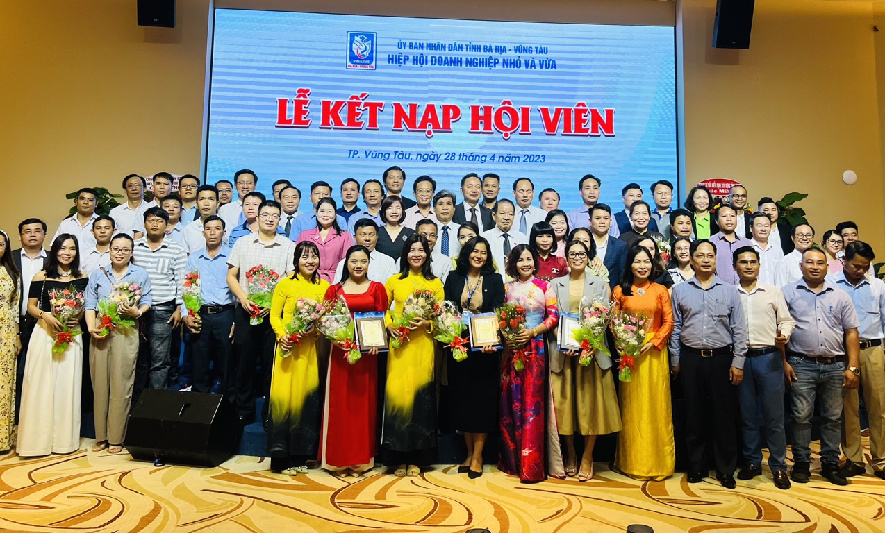 Các hội viên Hiệp hội doanh nghiệp nhỏ và vừa tỉnh chụp ảnh lưu niệm tại lễ kết nạp.