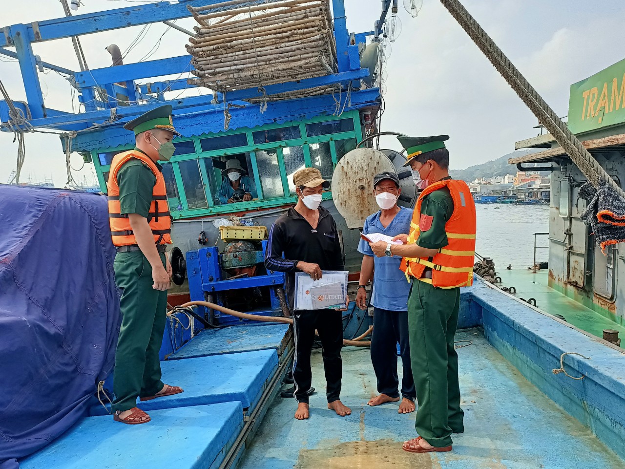 Lực lượng Đồn BP Bến Đá kiểm tra các tàu cá về các quy định IUU tại cảng Bến Đá (TP.Vũng Tàu) 