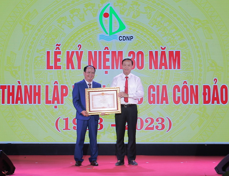 Thừa ủy quyền Thủ tướng Chính phủ, ông Nguyễn Văn Thọ, Chủ tịch UBND tỉnh trao bằng khen cho ông Nguyễn Khắc Pho, Giám đốc VQGCĐ