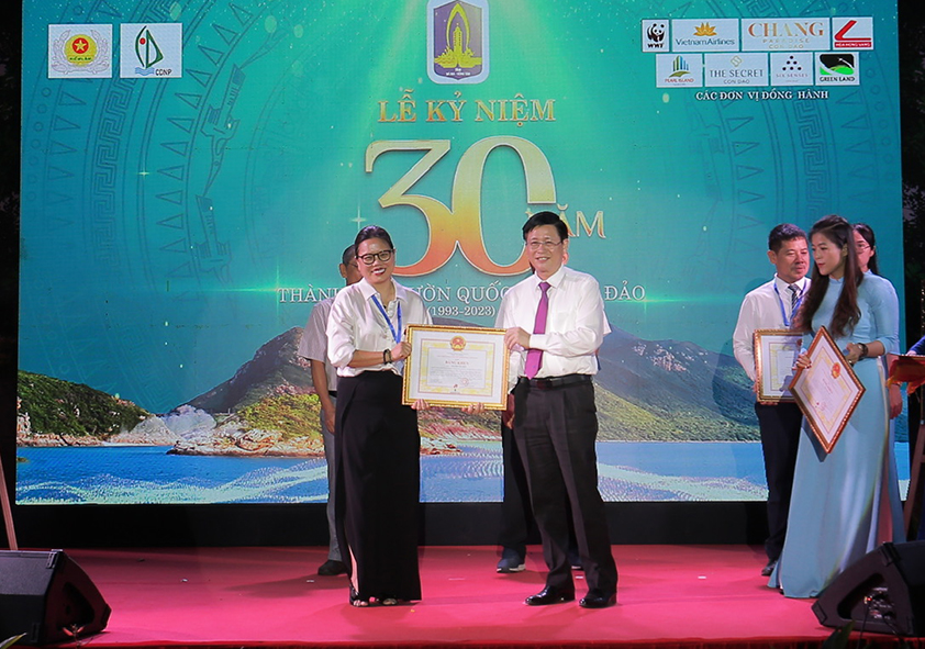 Ông Lê Ngọc Khánh, Phó Chủ tịch UBND tỉnh trao bằng khen của UBND tỉnh cho các cá nhân