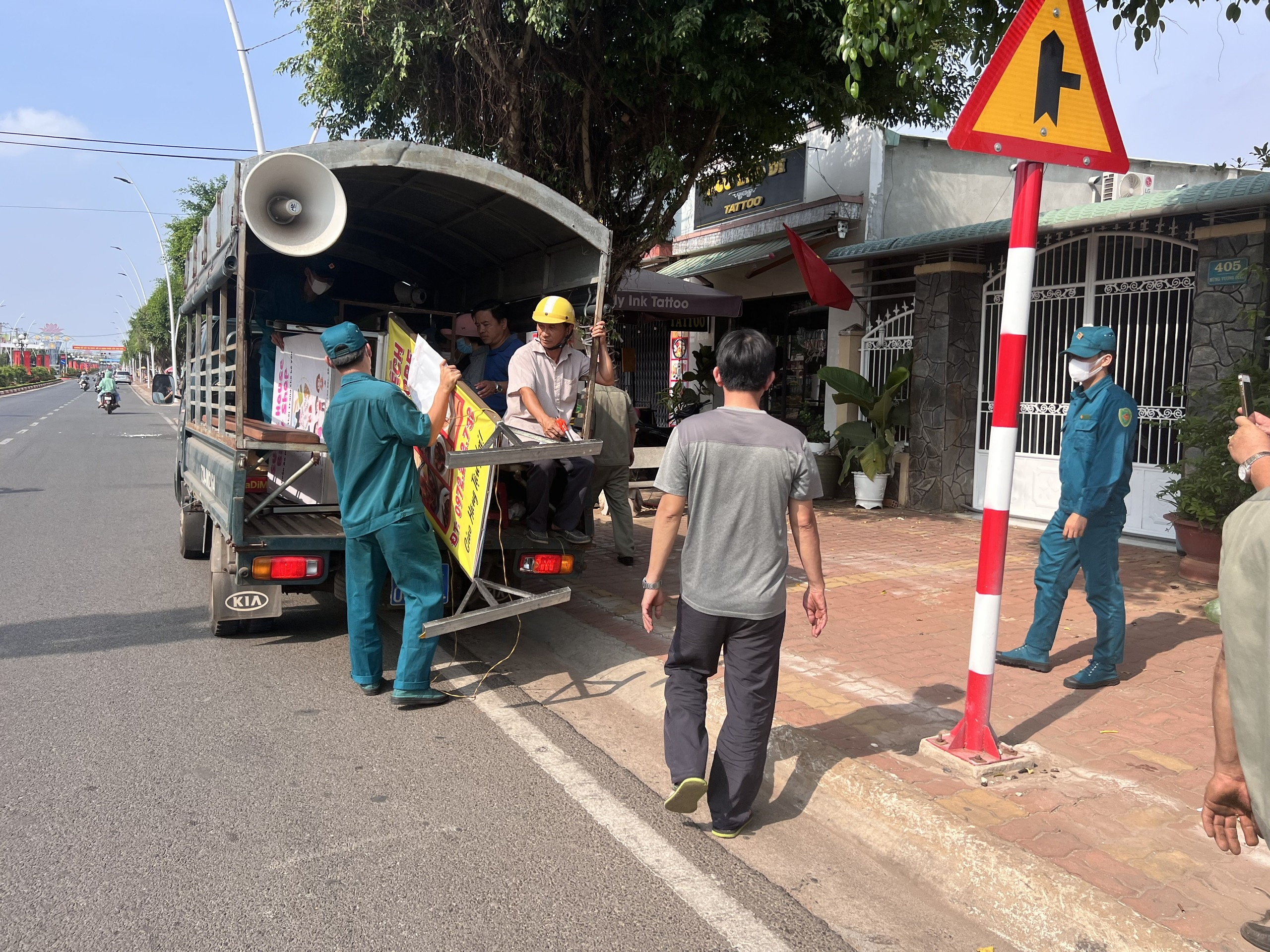 Lực lượng chức năng thị trấn Ngãi Giao (huyện Châu Đức) tịch thu các bảng hiệu lấn chiếm lòng, lề đường, vi phạm TTATGT trên địa bàn.