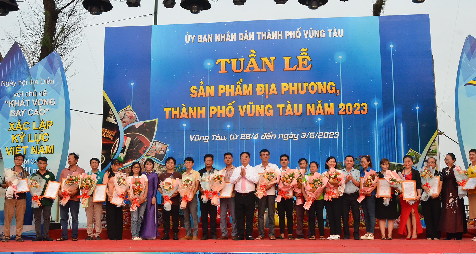 Lãnh đạo TP.Vũng Tàu tặng hoa và thư cảm ơn các doanh nghiệp, hợp tác xã, cơ sở sản xuất kinh doanh tham dự “Tuần lễ sản phẩm địa phương TP.Vũng Tàu năm 2023”.