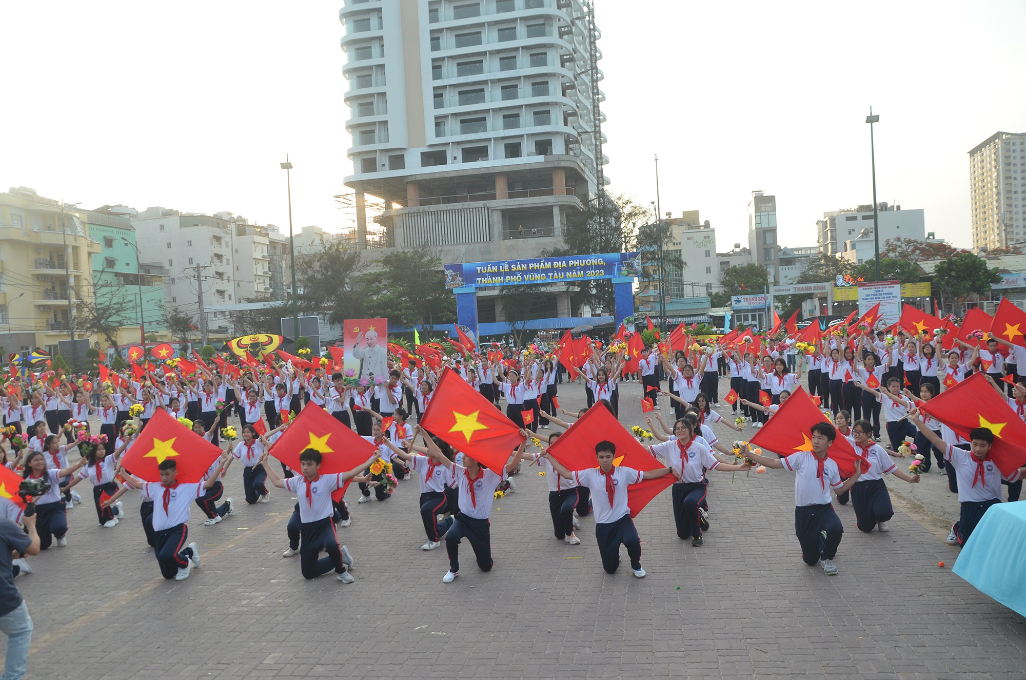 Học sinh Trường THCS Nguyễn An Ninh (TP.Vũng Tàu) đồng diễn thể dục trên nền nhạc bài hát 