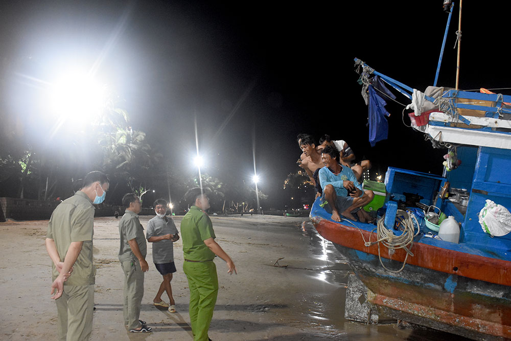 Nhắc nhở ngư dân không xả rác xuống biển