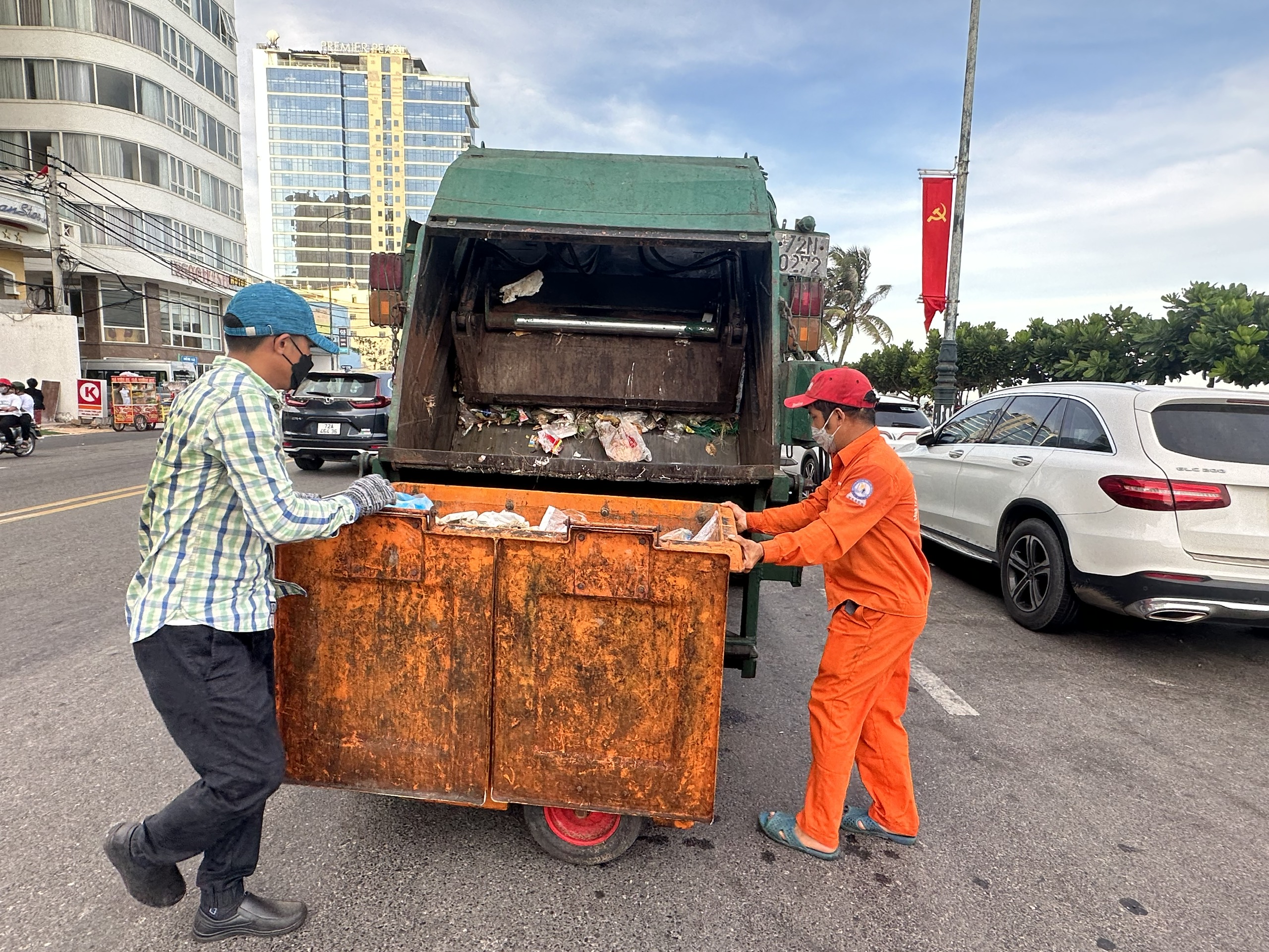 Công nhân VESCO thu gom rác trên đường Thùy Vân chiều 1/5.