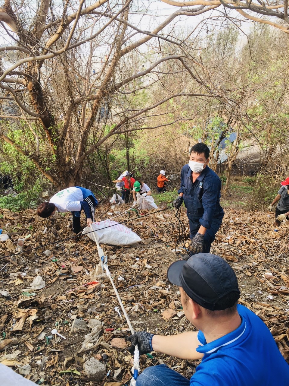 CLB biển xanh sạch đẹp tham gia thu gom rác ở khu vực mũi Nghinh Phong sáng 30/4 góp phần làm sạch thành phố trong những ngày cao điểm của kỳ nghỉ lễ
