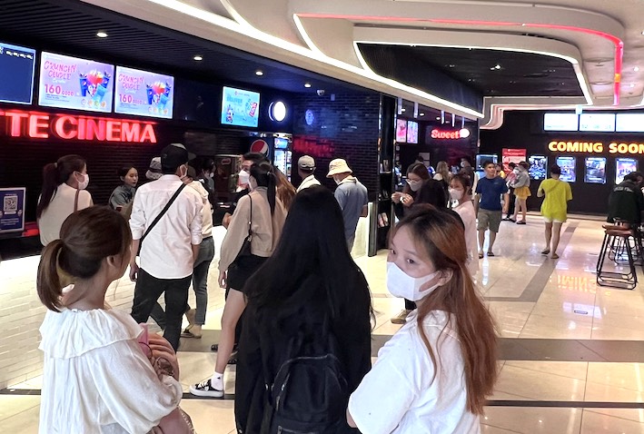 Rạp chiếu phim như Lotte cinema Vũng Tàu (siêu thị Lotte Mart, đường 3/2, TP. Vũng Tàu) ghi nhận 2.000 người xem đến rạp mỗi ngày trong dịp lễ.