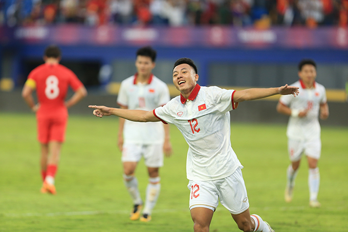 Thái Sơn ăn mừng bàn nâng tỷ số lên 2-0 cho đội nhà. 