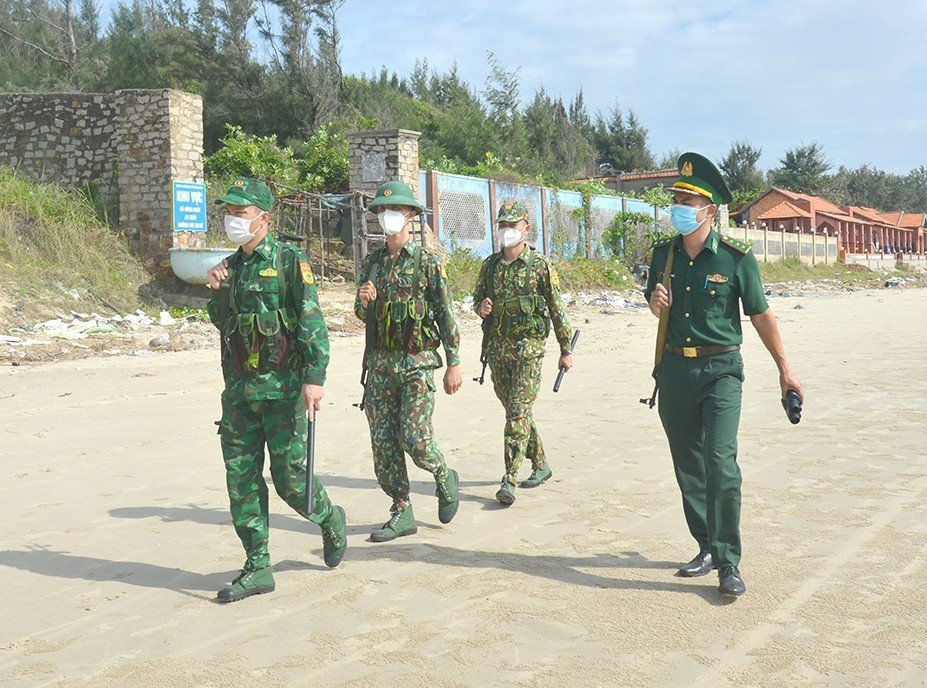 Cán bộ, chiến sĩ Đồn Biên phòng Chí Linh tuần tra bảo vệ chủ quyền, an ninh khu vực biên giới biển.