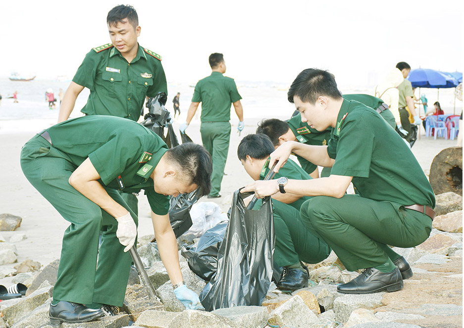 Cán bộ, chiến sĩ BĐBP tỉnh dọn vệ sinh bãi biển Dinh Cô (TT.Long Hải, huyện Long Điền).