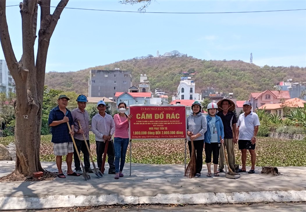 Để duy trì khu vực luôn sạch sẽ, an ninh, UBND phường 2 đã gắn bảng “Cấm đổ rác”  và mức xử phạt cho hành vi vi phạm.