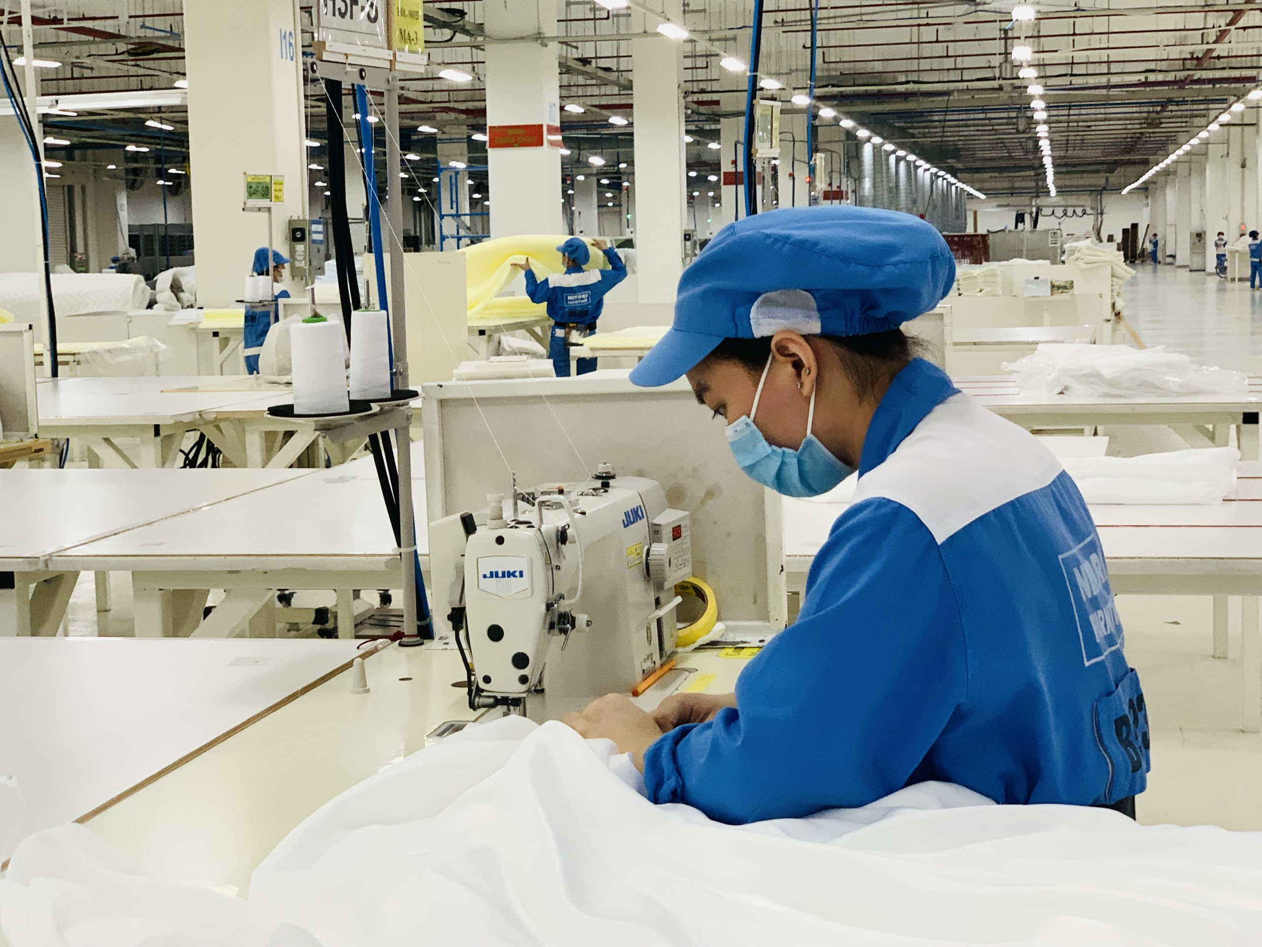 Các doanh nghiệp dệt may đang gặp khó khăn do thiếu đơn hàng. Trong ảnh: Công nhân Công ty may tại KCN Châu Đức trong giờ làm việc.