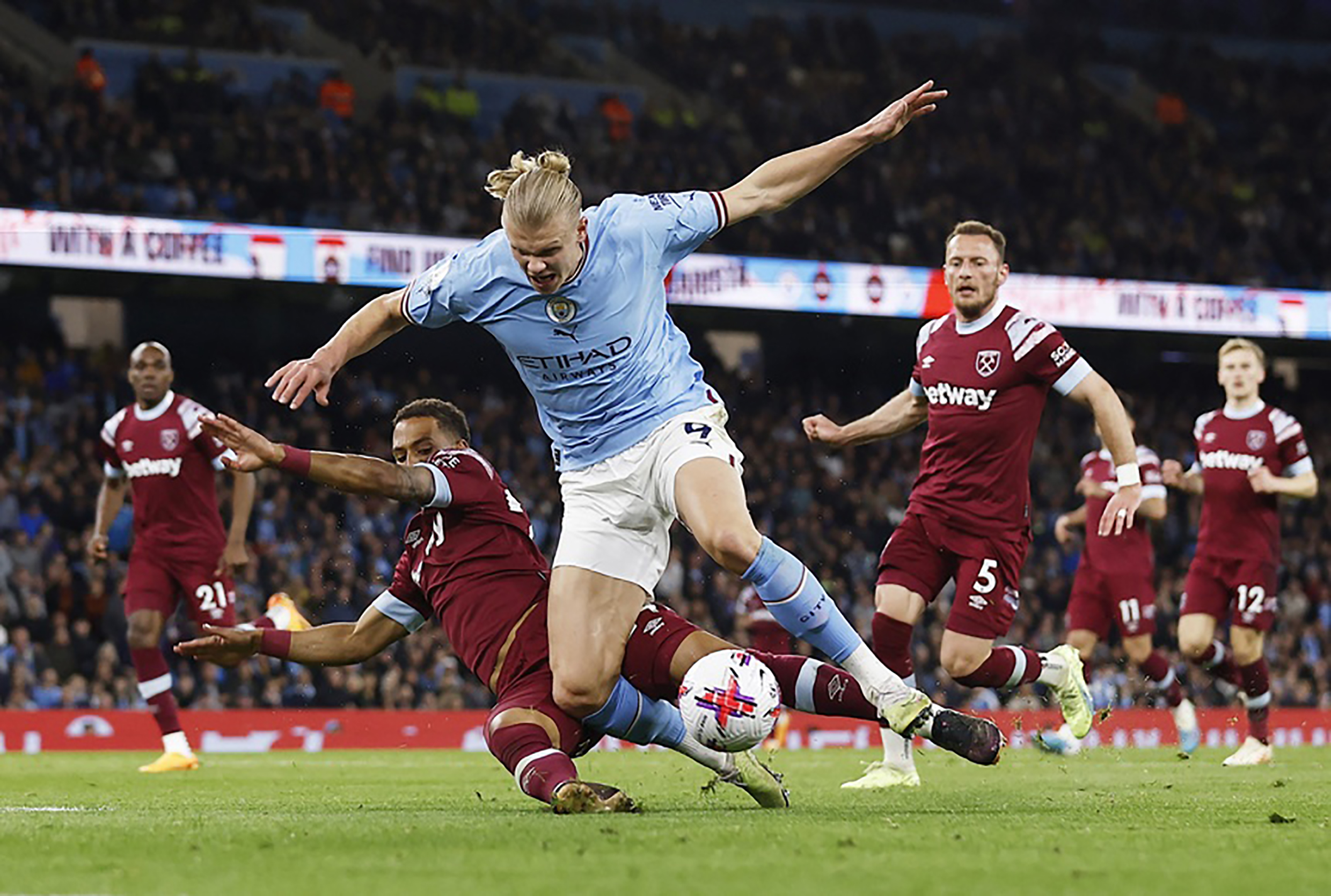 Manchester City đòi lại ngôi đầu Premier League sau chiến thắng dễ trước West Ham.