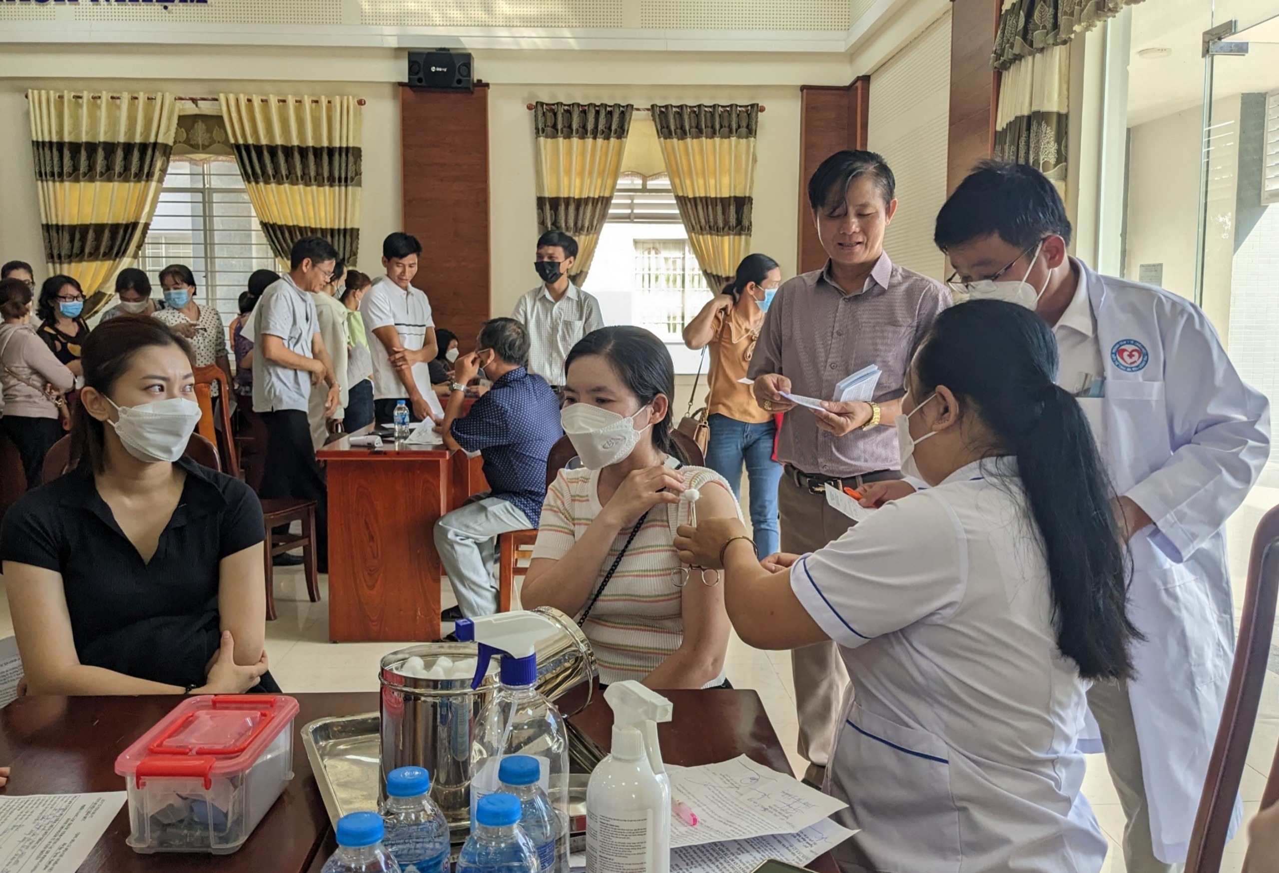 Quang cảnh buổi tiêm vắc xin bổ sung cho viên chức các trường MN, TH, THCS