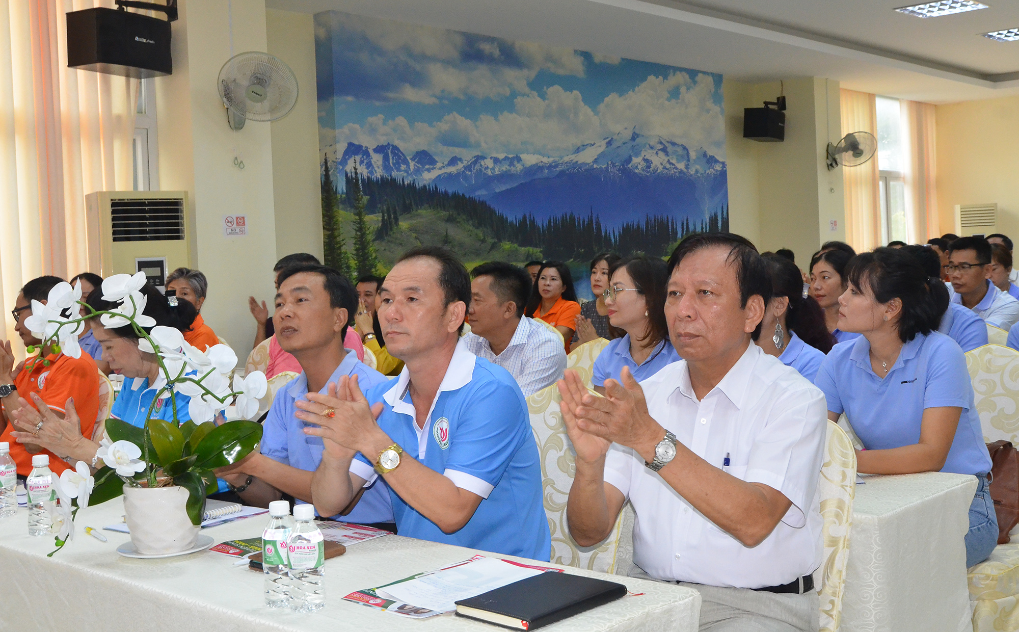 Thạc sĩ Lê Văn Hồng, Hiệu trưởng Hệ thống Giáo dục Hoa Sen (hàng đầu, bên phải) cùng các đại biểu tham dự hội thảo.