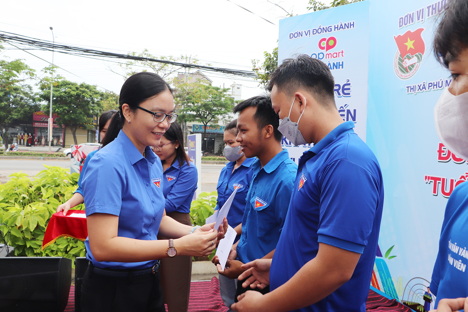 Chị Hồ Thị Ánh Tuyết, Bí thư Tỉnh Đoàn tặng quà đến thanh niên công nhân hoàn cảnh khó khăn.