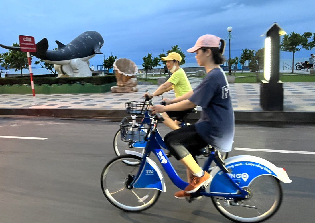 Khách du lịch đạp xe TNGo trên đường Thùy Vân, TP. Vũng Tàu