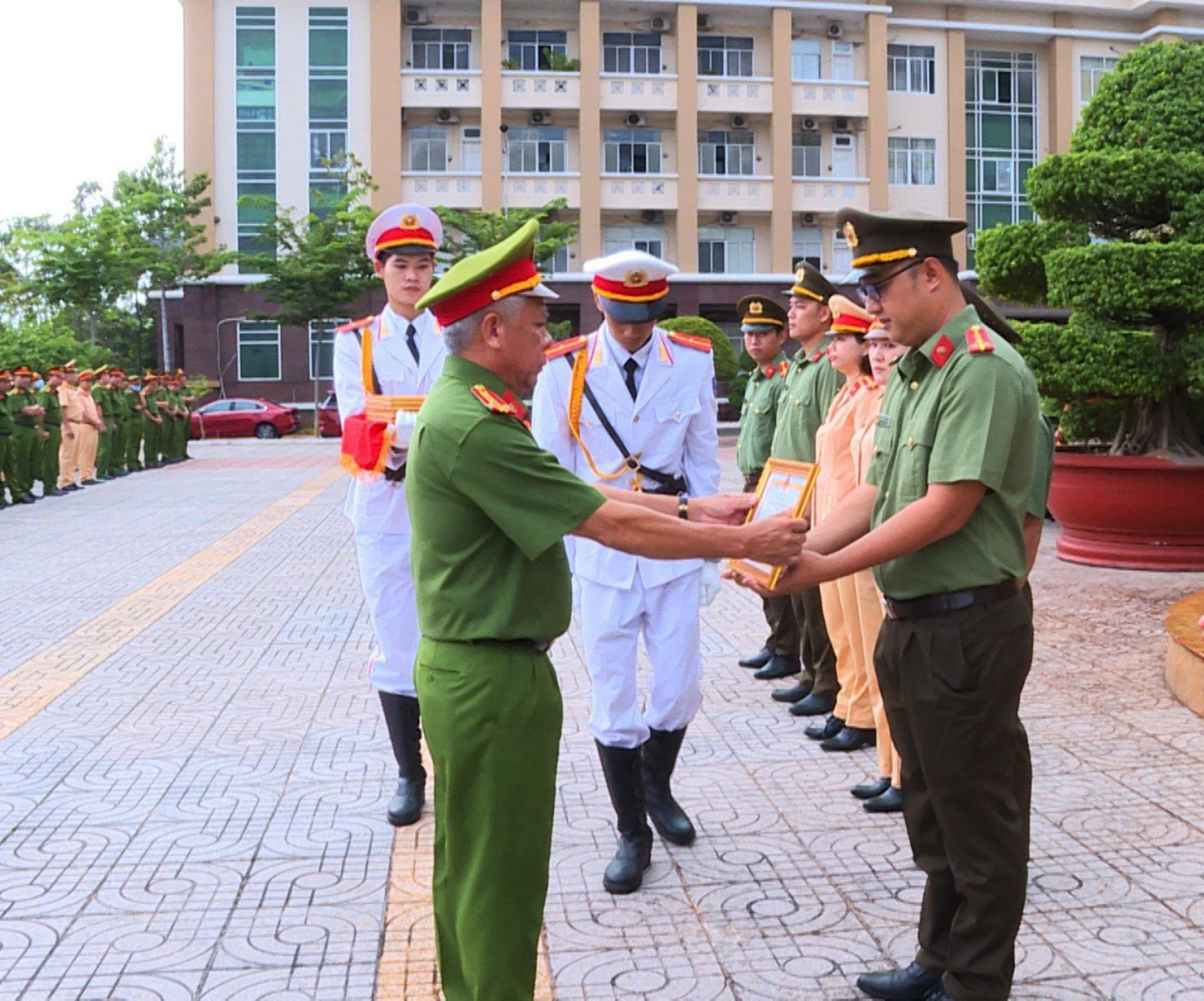 Đại tá Nguyễn Văn Thời, Phó Giám đốc-Công an tỉnh trao giấy khen cho các cá nhân, tập thể có thành tích xuất sắc trong thực hiện nhiệm vụ