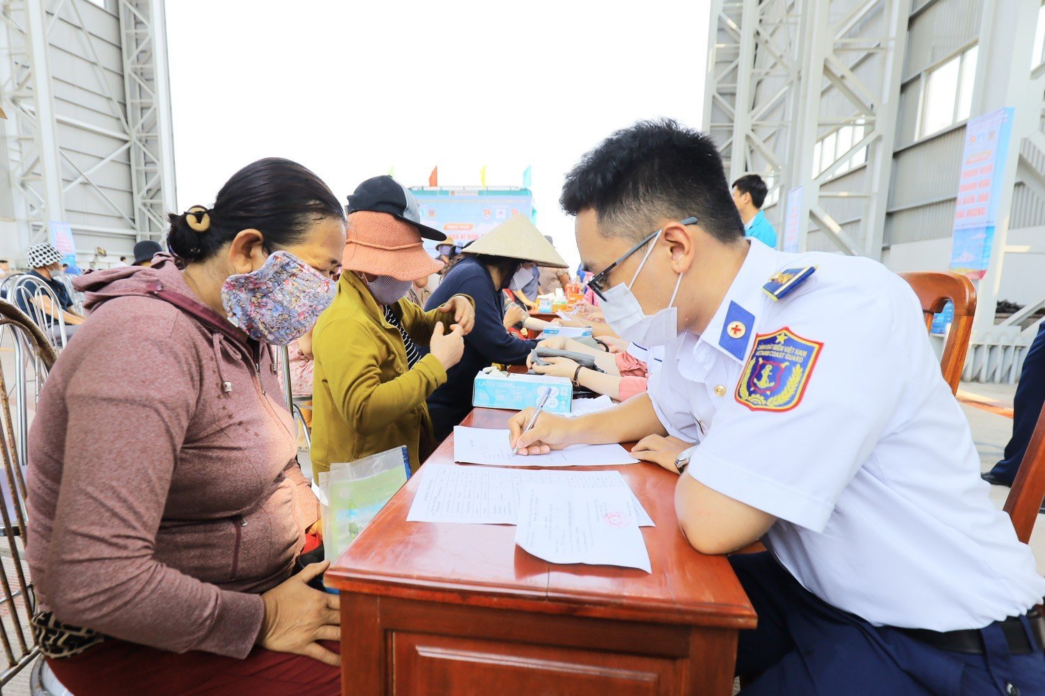 Lực lượng quân y Hải đoàn 32 - Vùng CSB 3 khám bệnh cho ngư dân có hoàn cảnh khó khăn.