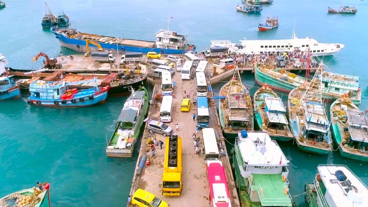 Việc nghiên cứu ứng dụng mô hình KTTH nhằm tạo bước đột phá trong phát triển kinh tế xã hội huyện Côn Đảo. Trong ảnh: Đón khách tại Cảng Bến Đầm Côn Đảo.