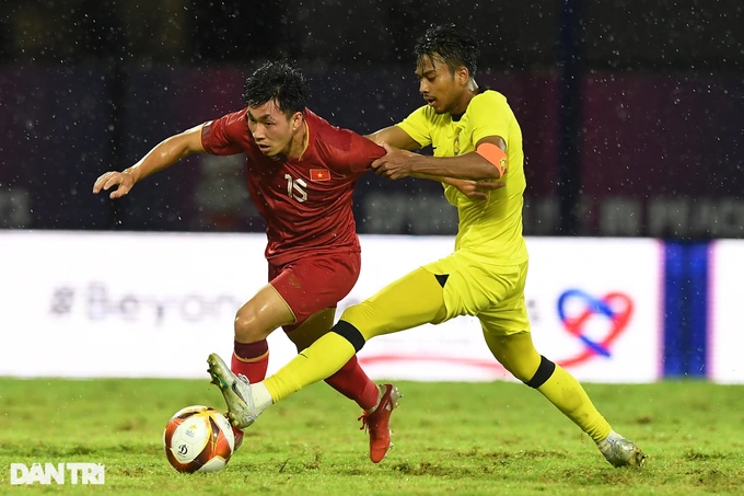 U22 Việt Nam (trái) đã vượt qua U22 Malaysia để vào bán kết SEA Games 32. Ảnh: DÂN TRÍ