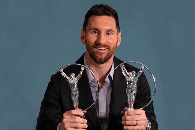 Messi nhận giải Nhân vật thể thao của năm.