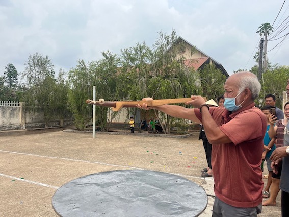 Đồng bào dân tộc Châu Ro xã Sơn Bình cùng nhau giao lưu môn thể thao bắn nỏ truyền thống.