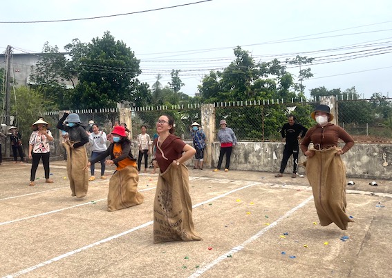 Đông đảo bà con dân tộc Châu Ro xã Sơn Bình tham gia trò chơi nhảy bao bố.