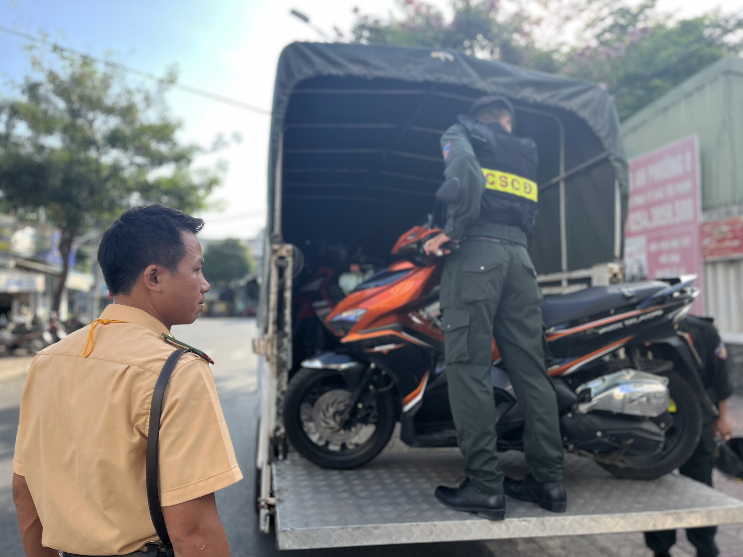 Lực lượng chức năng tạm giữ các phương tiện của học sinh vi phạm.