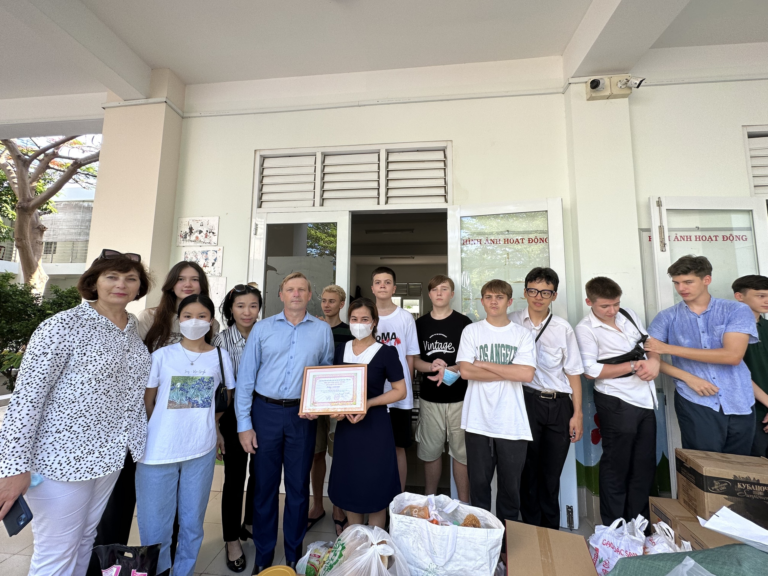 Thầy cô, học sinh Trường học Liên doanh Vietsovpetro tặng quà và chụp hình lưu niệm với đại diện Trung tâm Bảo trợ trẻ em TP.Vũng Tàu.