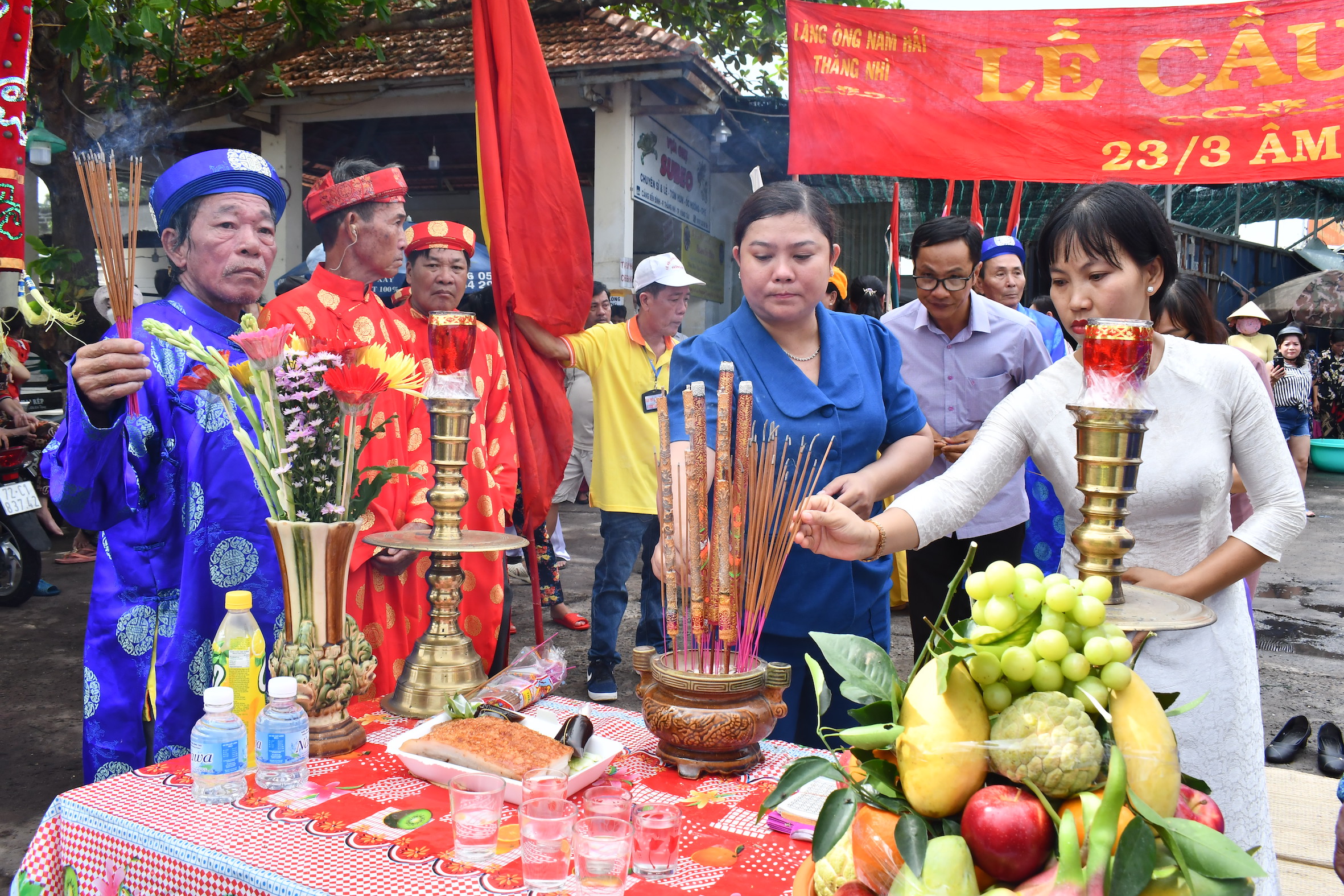 Lãnh đạo phường Thắng Nhì, TP. Vũng Tàu thực hiện nghi lễ chiêm bái trong lễ cúng Ông Nam Hải.
