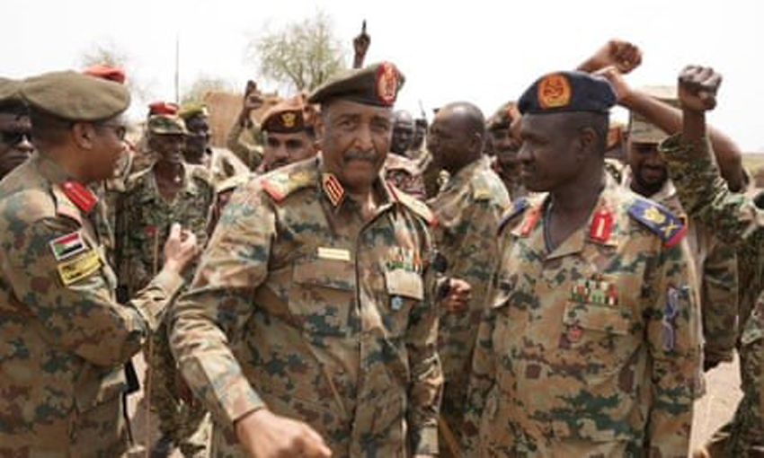 Tướng Burhan (giữa), chỉ huy quân đội Sudan thị sát chiến trường ở thủ đô 