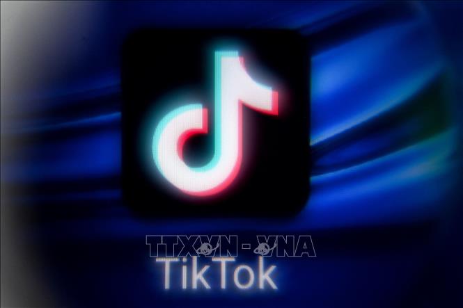 Biểu tượng của mạng xã hội TikTok trên màn hình máy tính bảng.