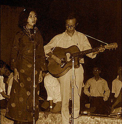 Trịnh Công Sơn và Khánh Ly hát ở quán Văn.