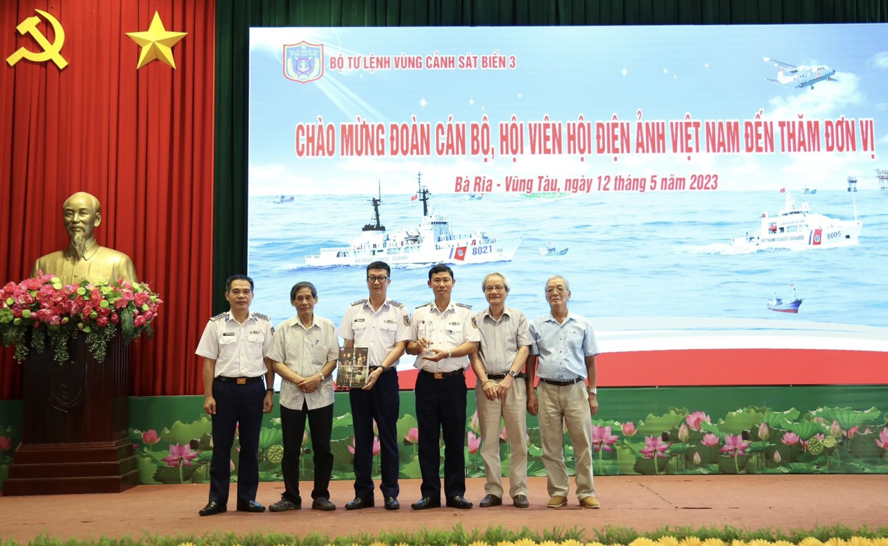 Đoàn công tác của Hội Điện ảnh Việt Nam tặng quà lưu niệm cho Vùng CSB 3.
