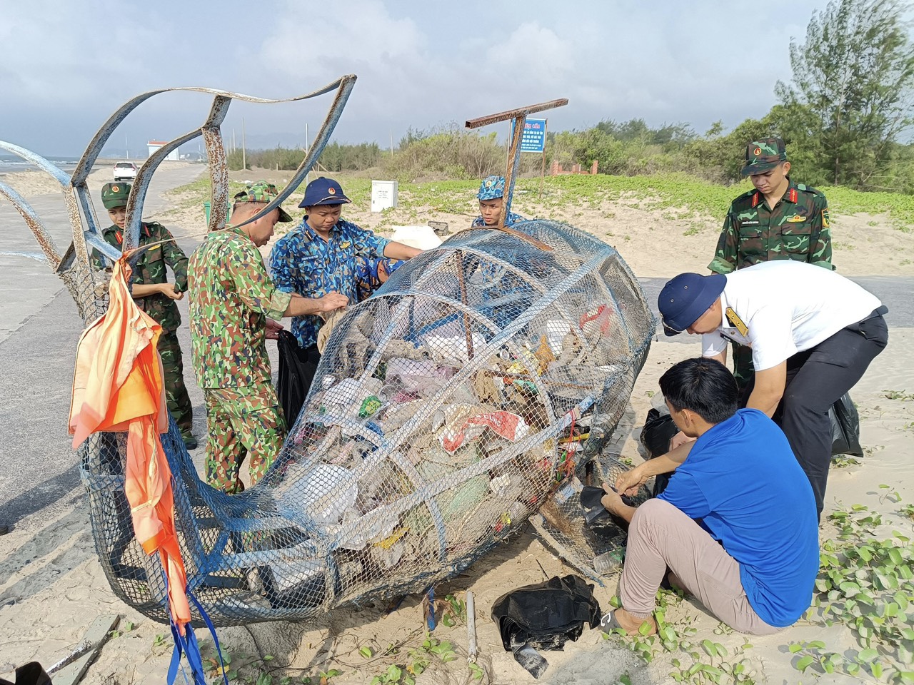 Cán bộ, chiến sĩ Trạm radar 2511 và đoàn viên thanh niên xã Lộc An thu gom rác thải tại khu vực bãi biển xã Lộc An.