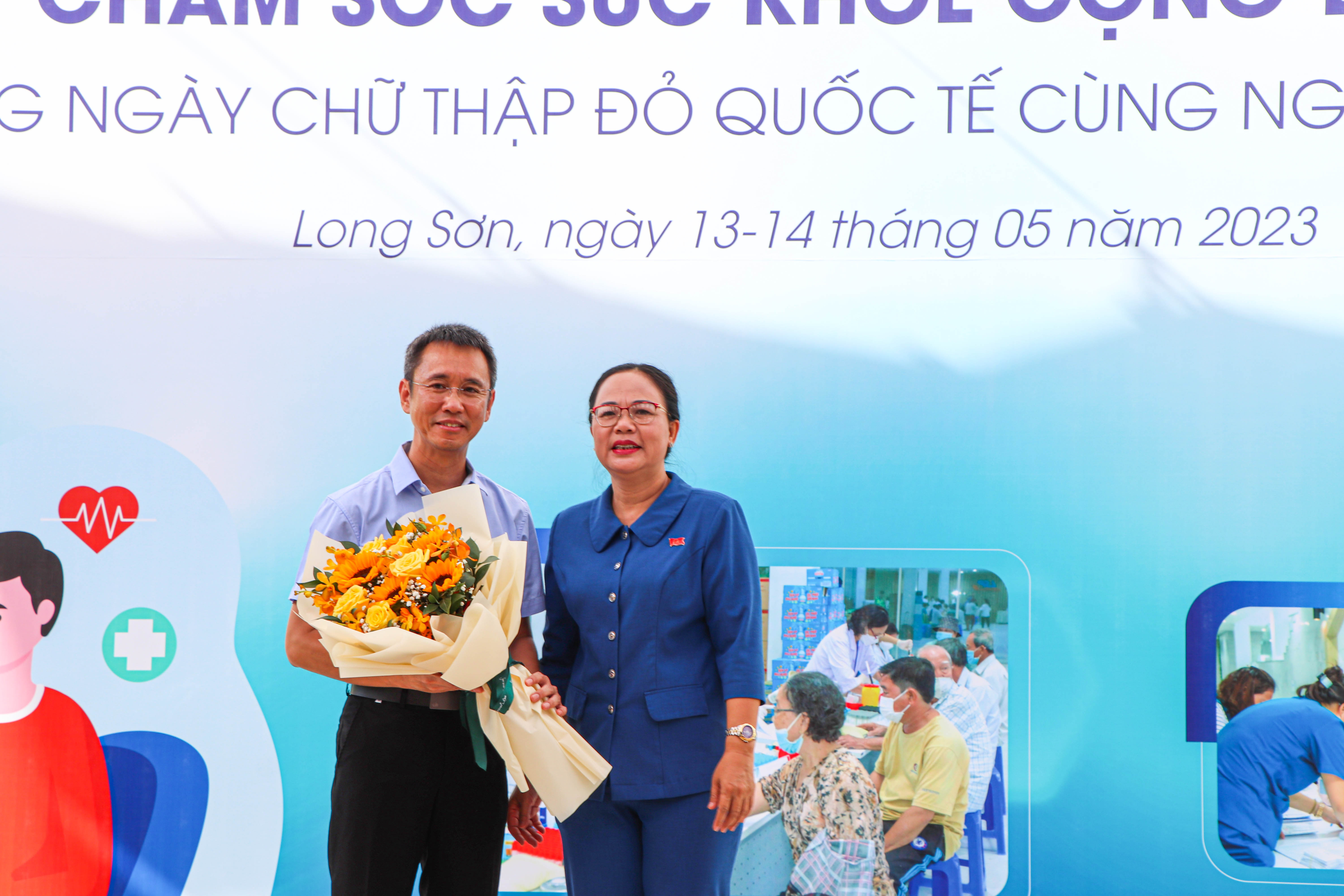 Bà Nguyễn Thị Thu Hương, Phó Chủ tịch UBND TP.Vũng Tàu tặng hoa cảm ơn Công ty TNHH Hóa dầu Long Sơn đã đồng hành cùng chính quyền địa phương thời gian qua.