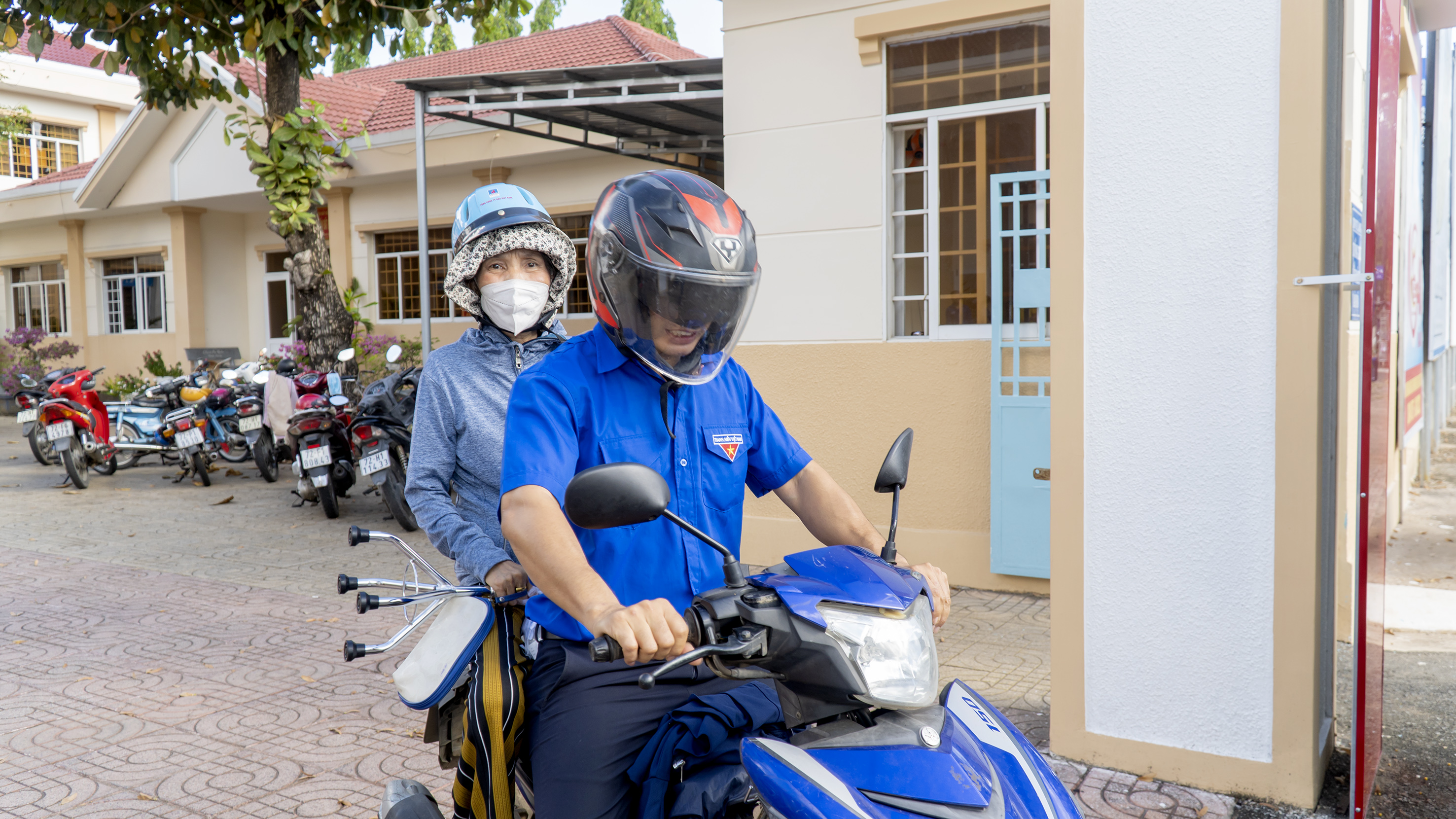 Người cao tuổi khó khăn trong đi lại được đoàn viên thanh niên Báo Bà Rịa-Vũng Tàu hỗ trợ chở về tận nhà.