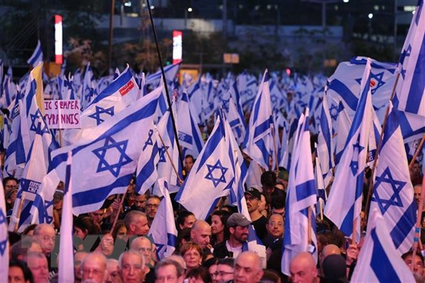 Biểu tình phản đối chương trình cải cách tư pháp của chính phủ tại Tel Aviv ngày 6/5.