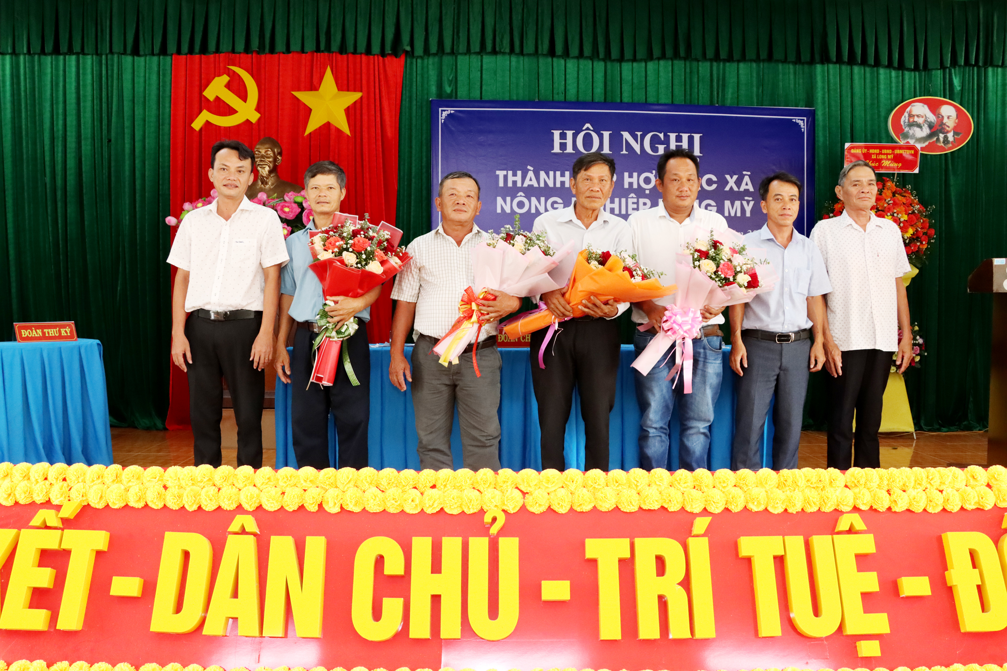 Hội đồng Quản trị HTX Nông nghiệp Long Mỹ  ra mắt hội nghị.  Ảnh: MINH TÀI