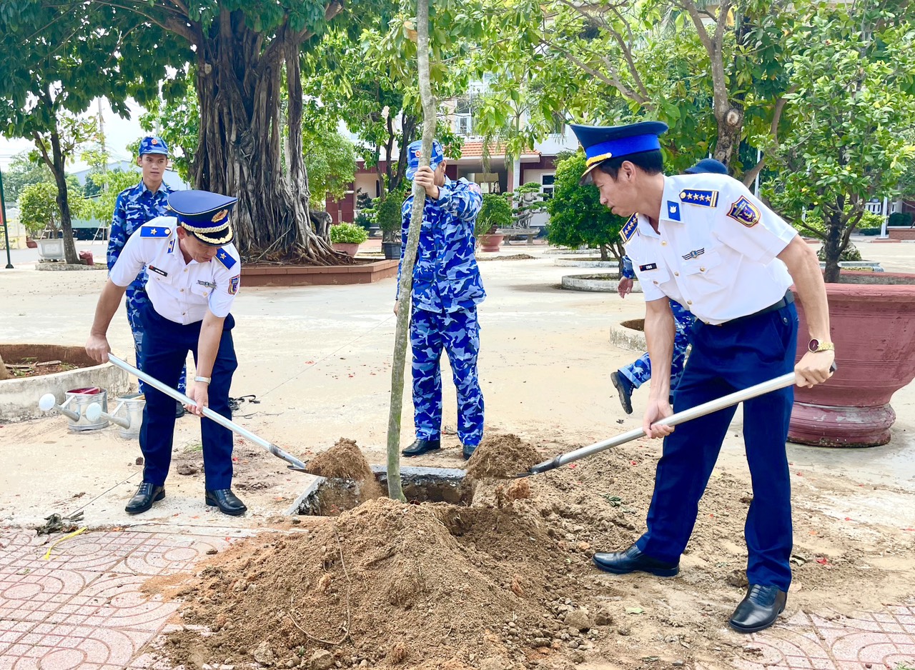 Cán bộ, chiến sĩ trồng cây tại khuôn viên Bộ Tư lệnh Vùng Cảnh sát biển 3.