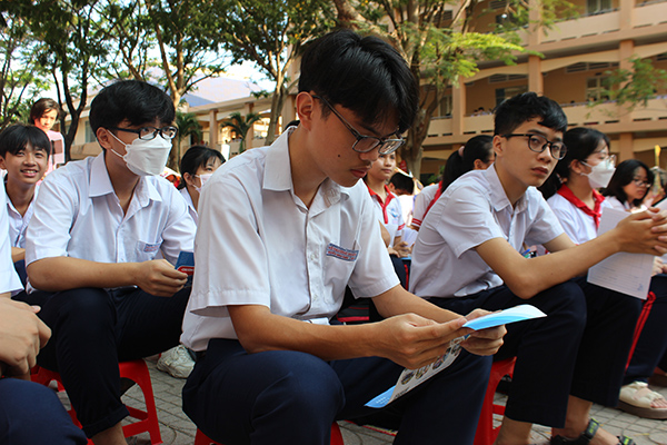 Đến thời điểm này, HS lớp 9 trên địa bàn tỉnh đã thực hiện đăng ký dự thi  vào lớp 10 công lập. Trong ảnh: Học sinh lớp 9 Trường THCS Huỳnh Khương Ninh tìm hiểu thông tin về các trường THPT và trường CĐ trên địa bàn tỉnh.