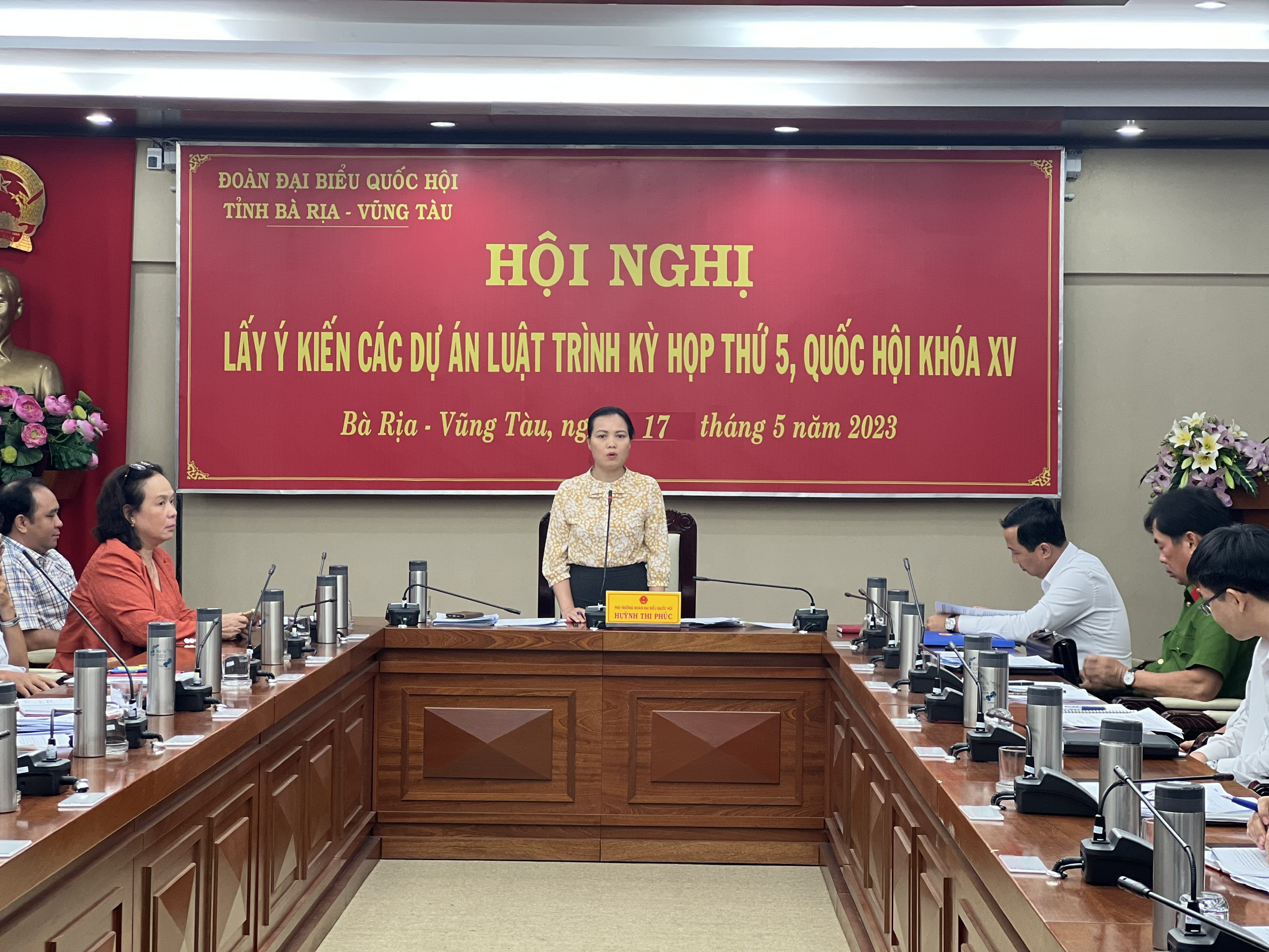 Bà Huỳnh Thị Phúc, Phó Trưởng Đoàn ĐBQH tỉnh phát biểu tại hội nghị lấy ý kiến các dự án Luật